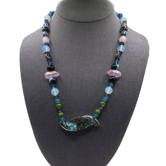 Jewelry - ❤️ Vintage Blue Hues Glass Beaded Abalone Pendant Retro Necklace